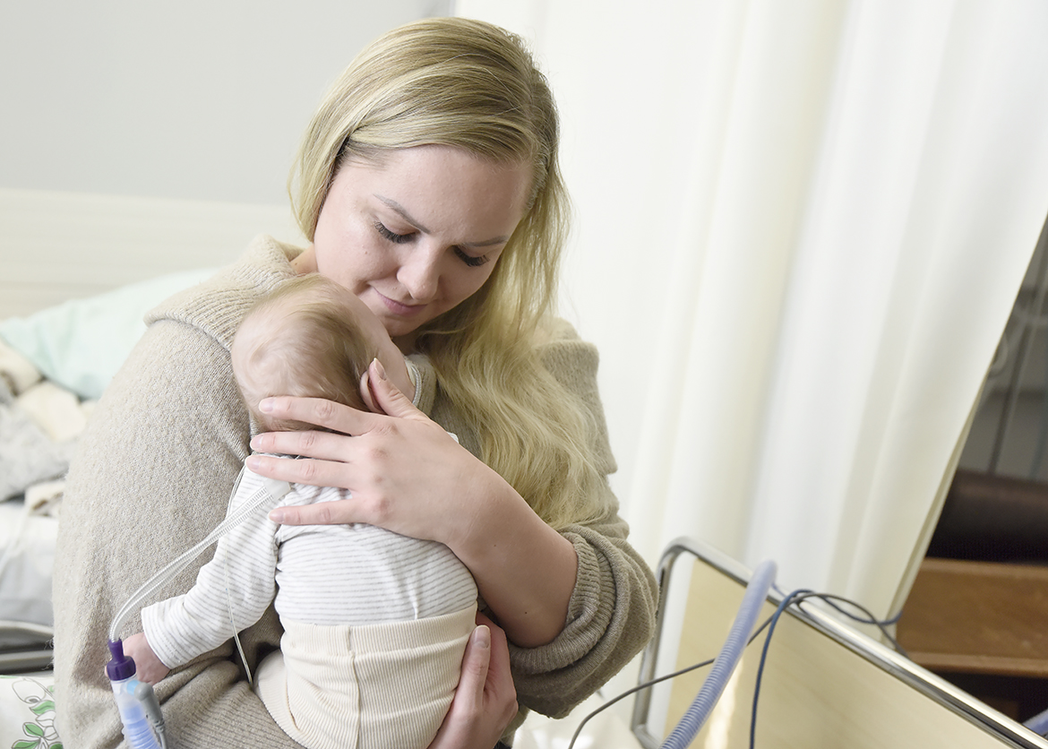 Iida Forsströmin esikoinen syntyi kolme kuukautta etuajassa. Pienokainen oli ensimmäiset kuukaudet hoidossa KYSin vastasyntyneiden teho-osastolla.